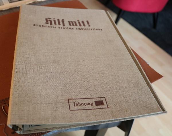 alter unbenutzter Sammelordner für Hilf mit! Illustrierte deutsche Schülerzeitung